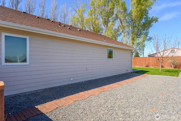 $385,500 | 2143 Valley Road Northeast, Moses Lake, WA 98837