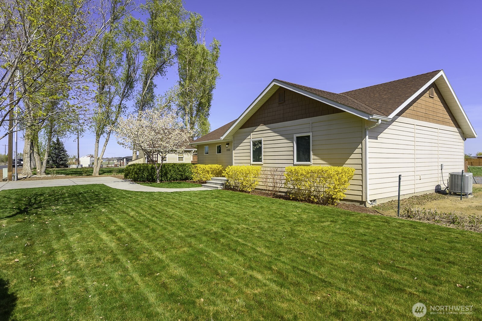 2143 Valley Road Northeast Moses Lake, WA 98837 - Photo 5 of 38