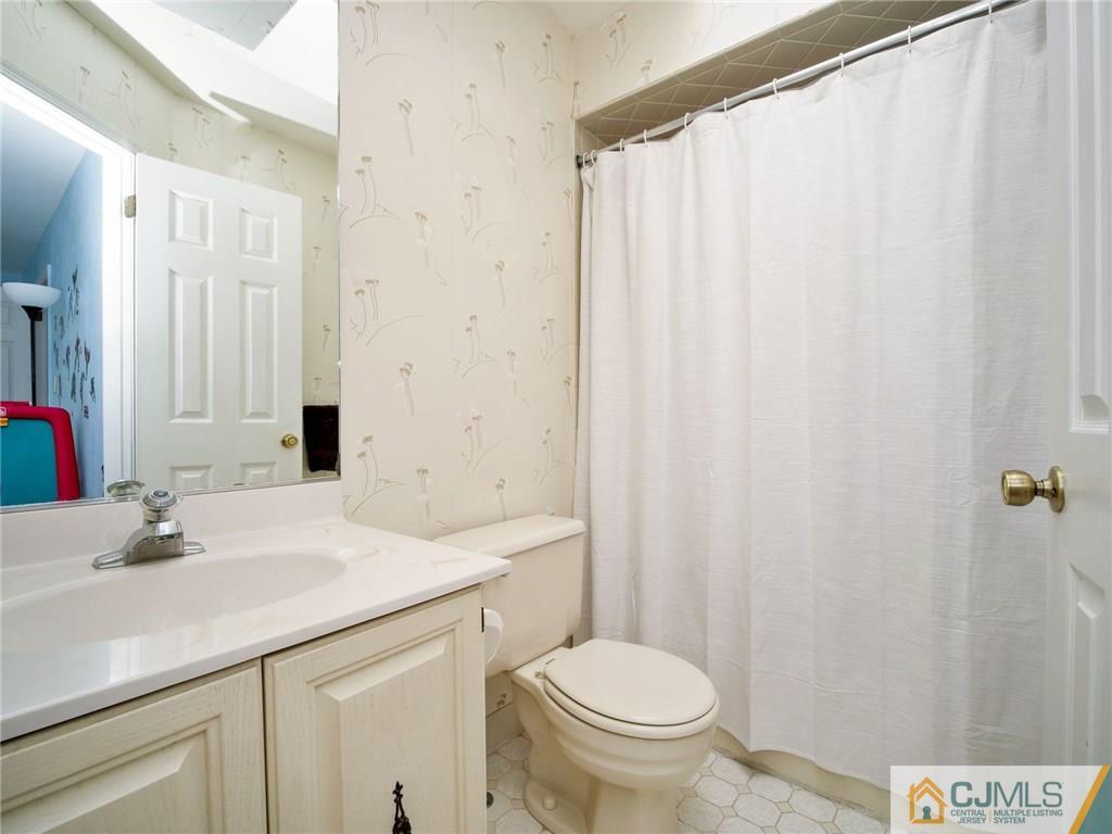 1402 Timber Oaks Road, Unit 1402 Edison, NJ 08820 - Photo 14 of 19 a bathroom with a sink and a mirror