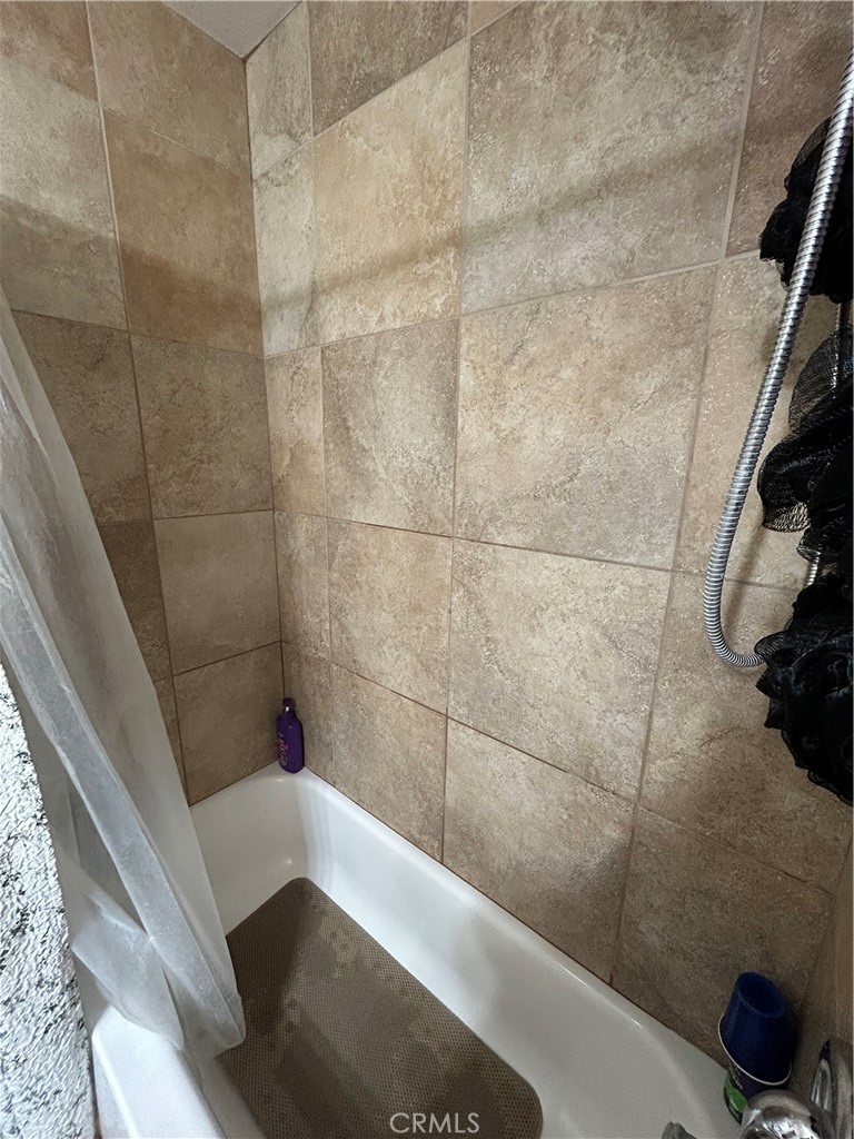 10351 Wells Avenue, Unit 1 Riverside, CA 92505 - Photo 27 of 37 Nice Tub/Shower