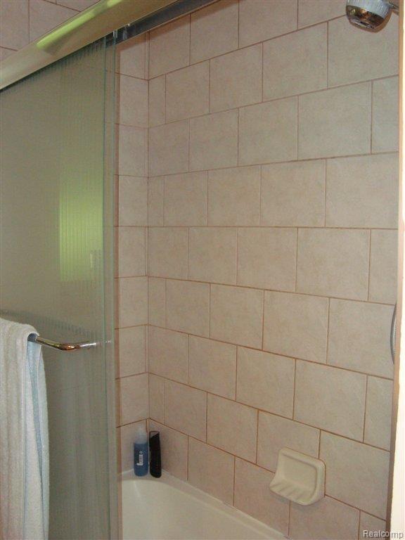 10900 Chicago Road Warren, MI 48093 - Photo 10 of 20 Tiled Shower