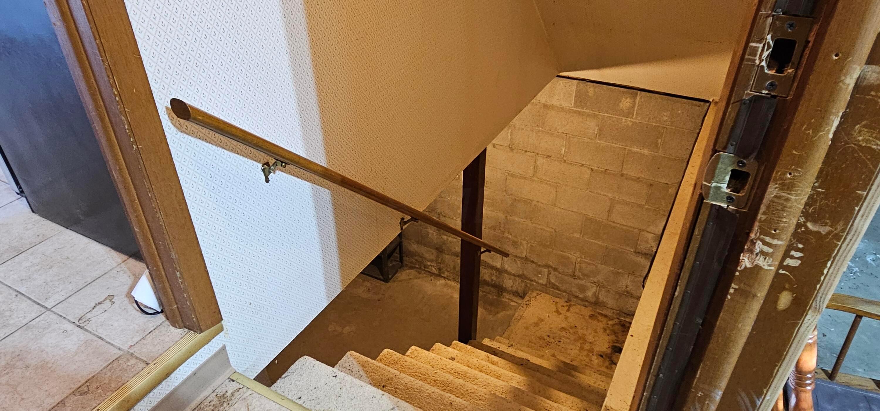 346 Topsfield Road Columbus, OH 43228 - Photo 12 of 31 12 - Steps to basement