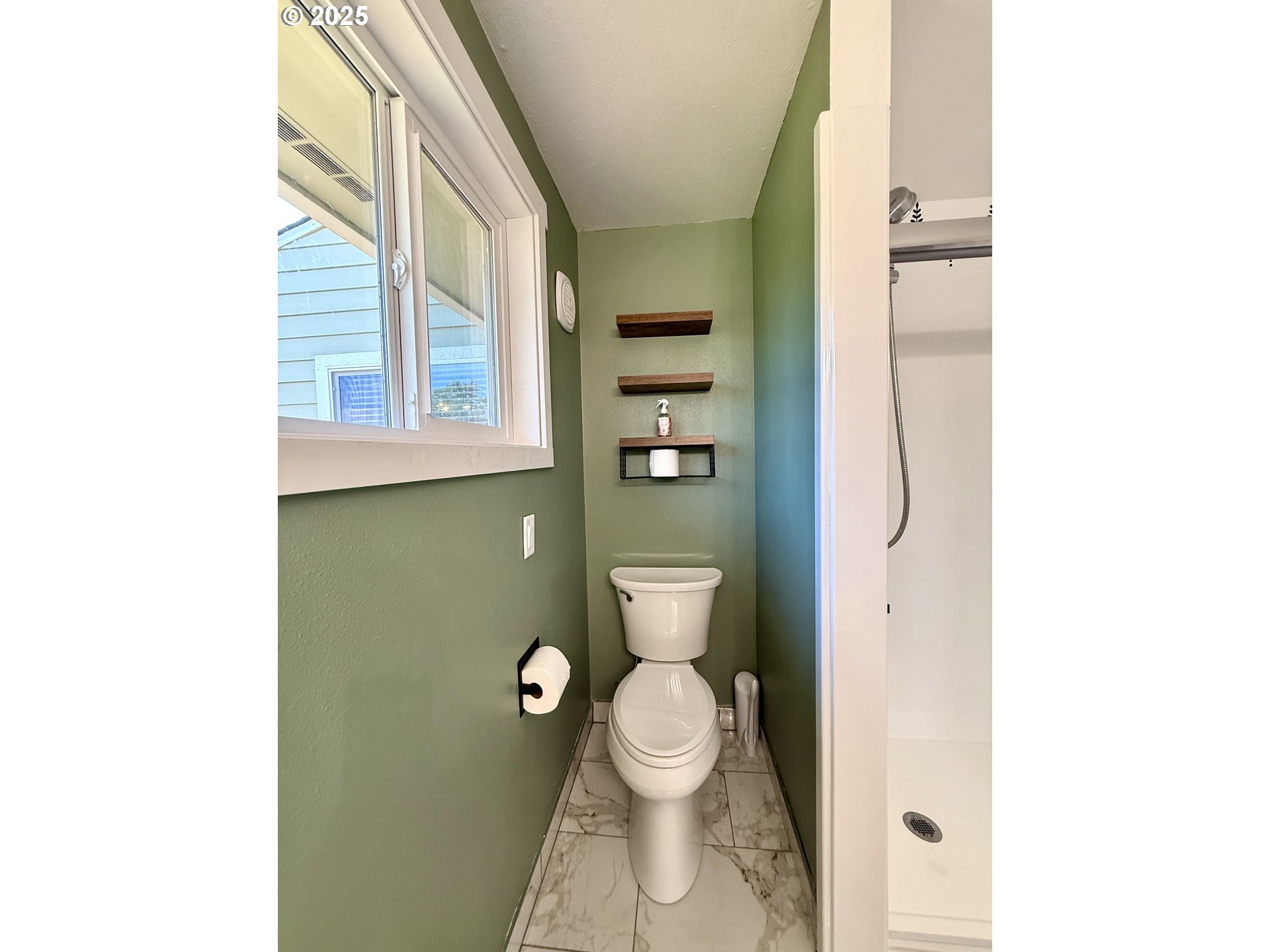1275 Island Street Springfield, OR 97477 - Photo 21 of 36 a bathroom with a toilet and a shower