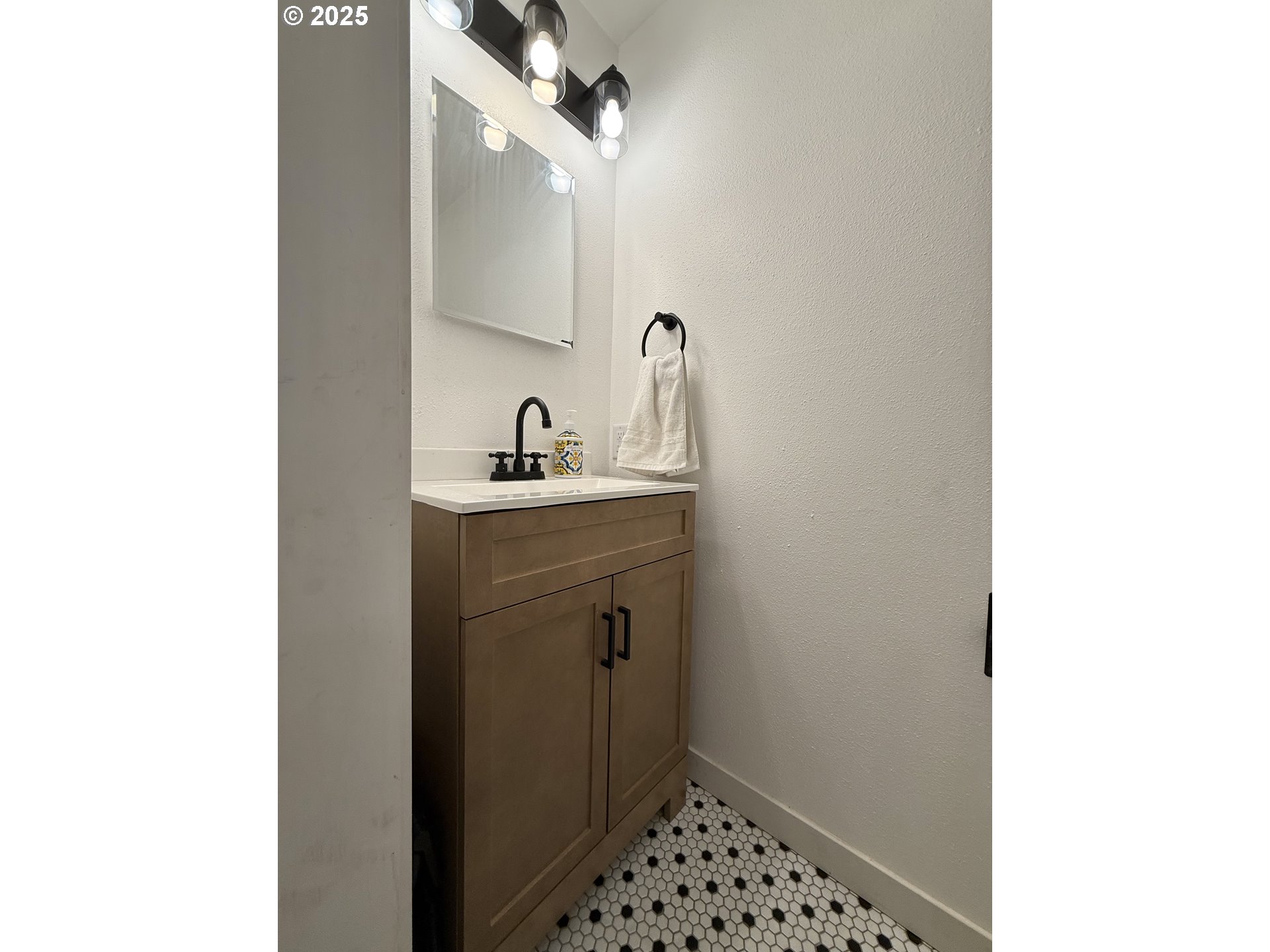 1275 Island Street Springfield, OR 97477 - Photo 23 of 36 a bathroom with a sink and a mirror
