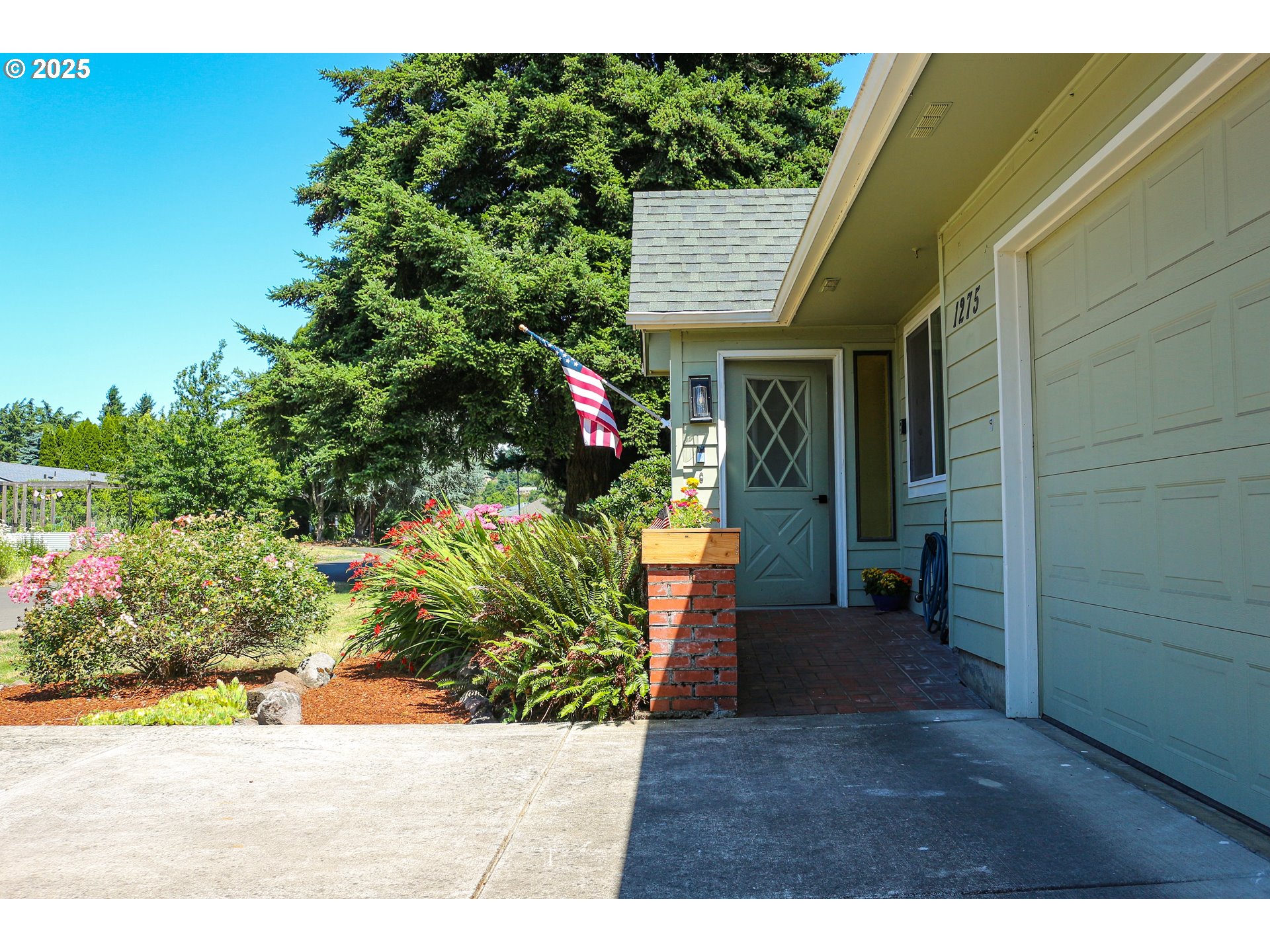 1275 Island Street Springfield, OR 97477 - Photo 3 of 36 a picture of a table and chairs in patio of the house