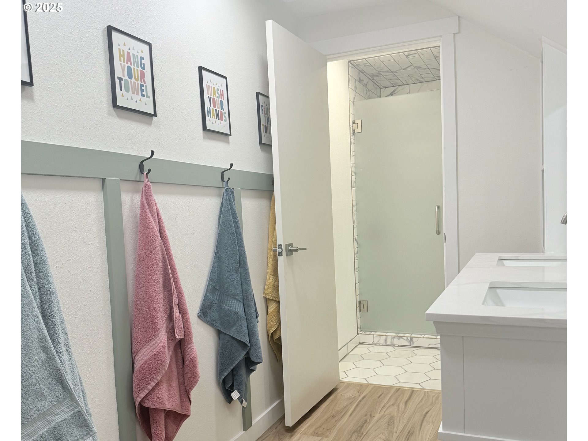 1275 Island Street Springfield, OR 97477 - Photo 31 of 36 a bathroom with a sink and a mirror