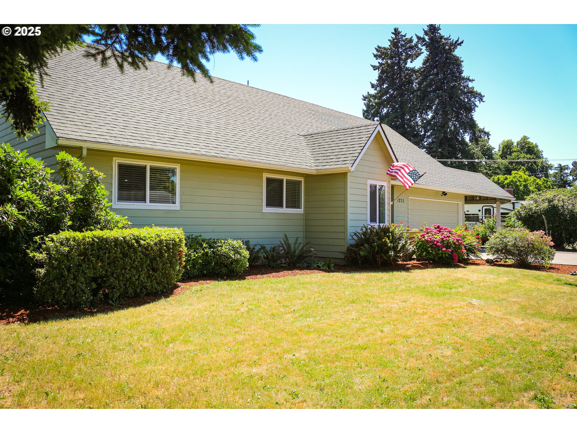 1275 Island Street Springfield, OR 97477 - Photo 4 of 36 a front view of a house with a yard