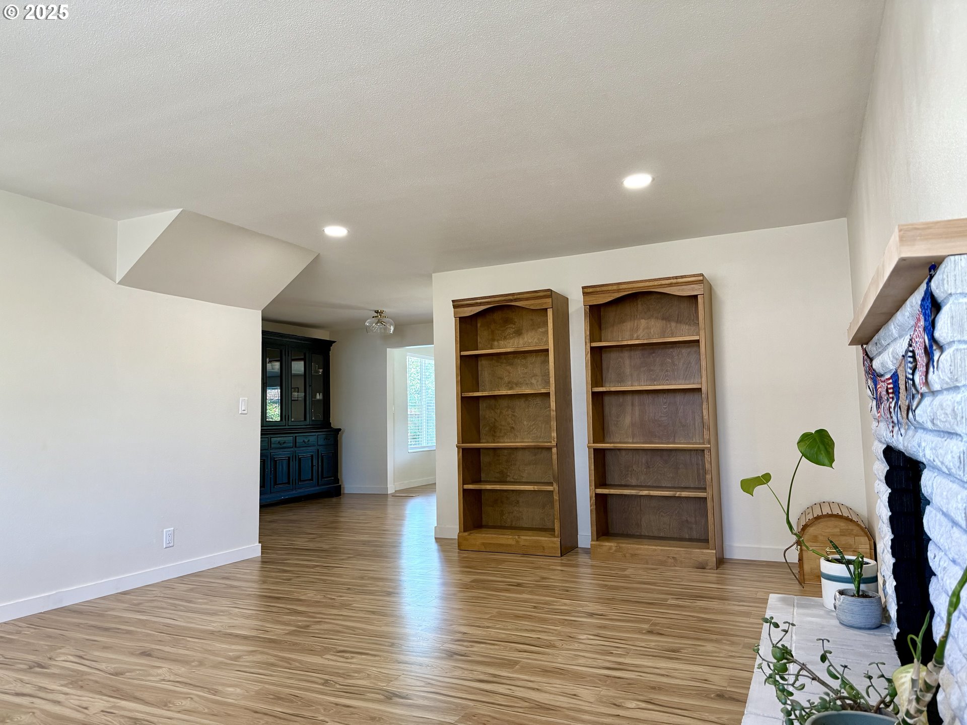 1275 Island Street Springfield, OR 97477 - Photo 8 of 36 a view of an empty room with closet and a window
