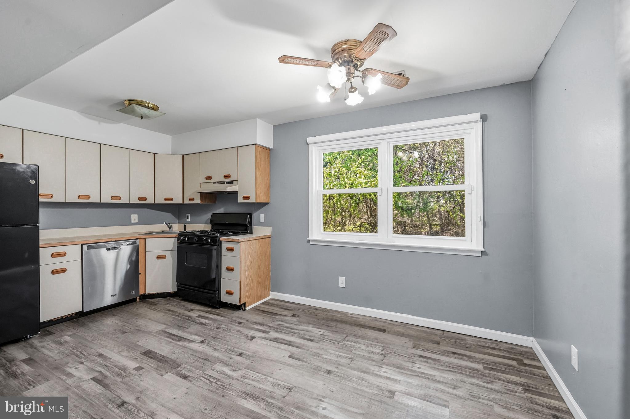 114 Eaves Mill Road Medford, NJ 08055 - Photo 10 of 20 Dining Open to Kitchen