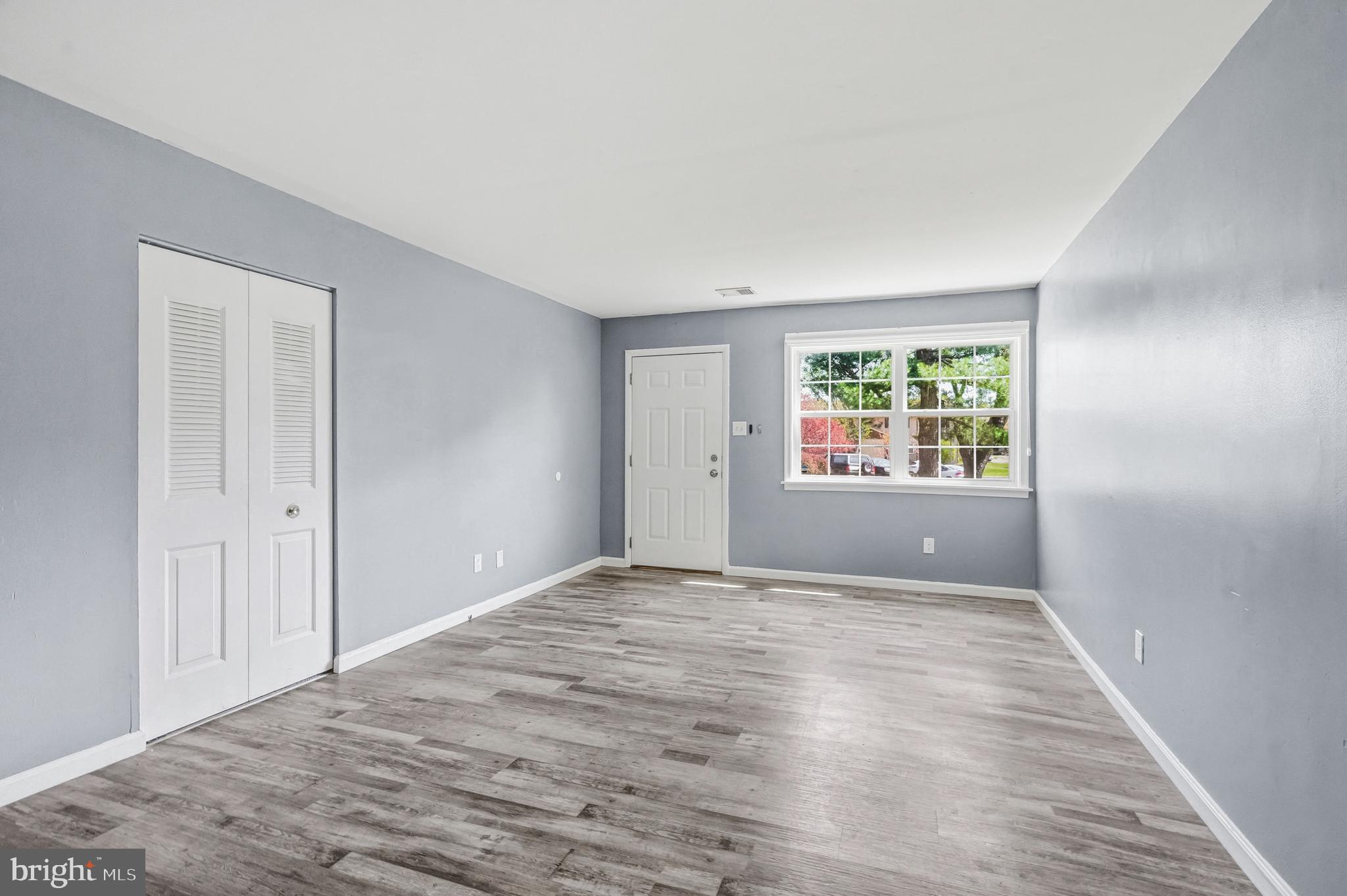 Freshly Painted Living room W/Large Closet