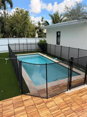 a view of a backyard