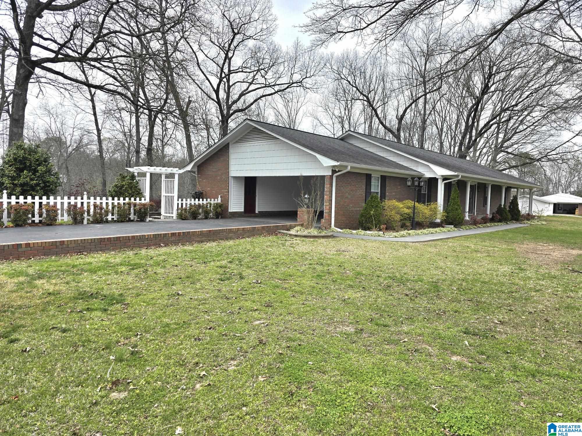 208 Sunny Hill Road Anniston, AL 36206 - Photo 2 of 33