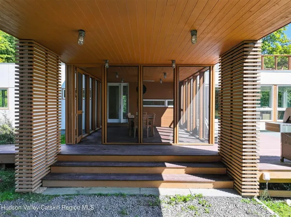a view of entryway with a front door