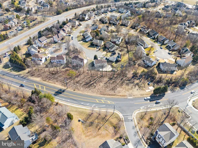 a view of a yard with a house