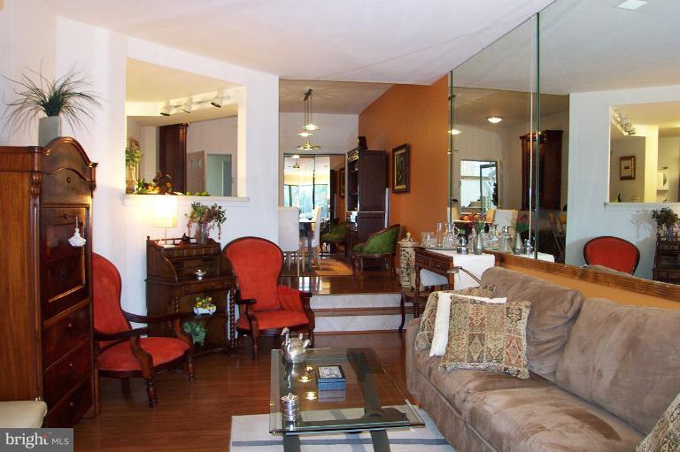 11298 Harbor Court, Unit 1298 Reston, VA 20191 - Photo 21 of 26 Living Room
