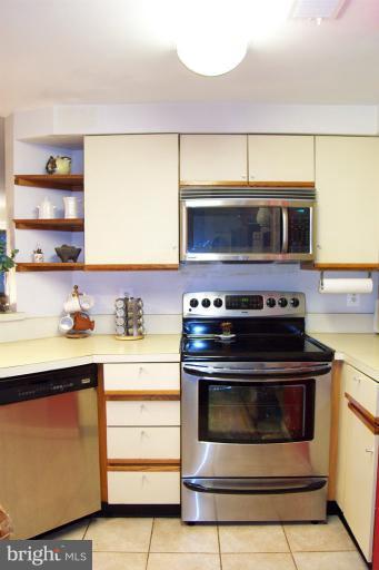 11298 Harbor Court, Unit 1298 Reston, VA 20191 - Photo 6 of 26 Kitchen