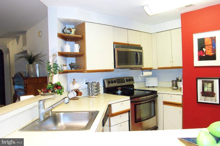 11298 Harbor Court, Unit 1298 Reston, VA 20191 - Photo 10 of 26 Kitchen