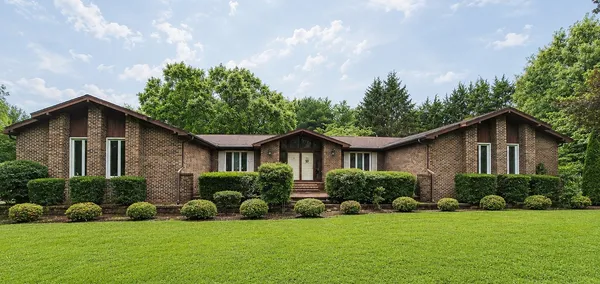 $475,000 | 615 Lakeview Way, Winchester, TN 37398