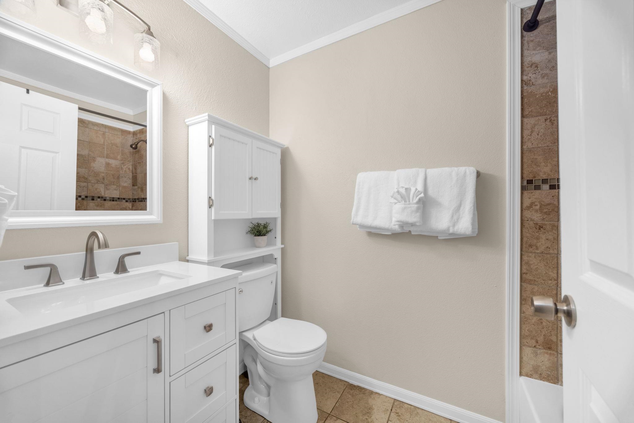 140 Uwapo Road, Unit 53201 Kihei, HI 96753 - Photo 20 of 28 a bathroom with a toilet sink and mirror
