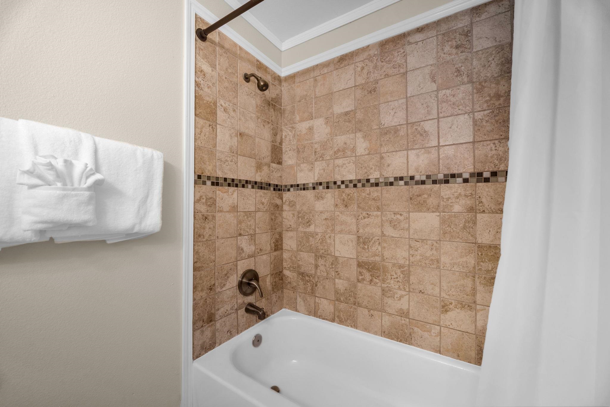 140 Uwapo Road, Unit 53201 Kihei, HI 96753 - Photo 21 of 28 a bathroom with a bathtub and shower