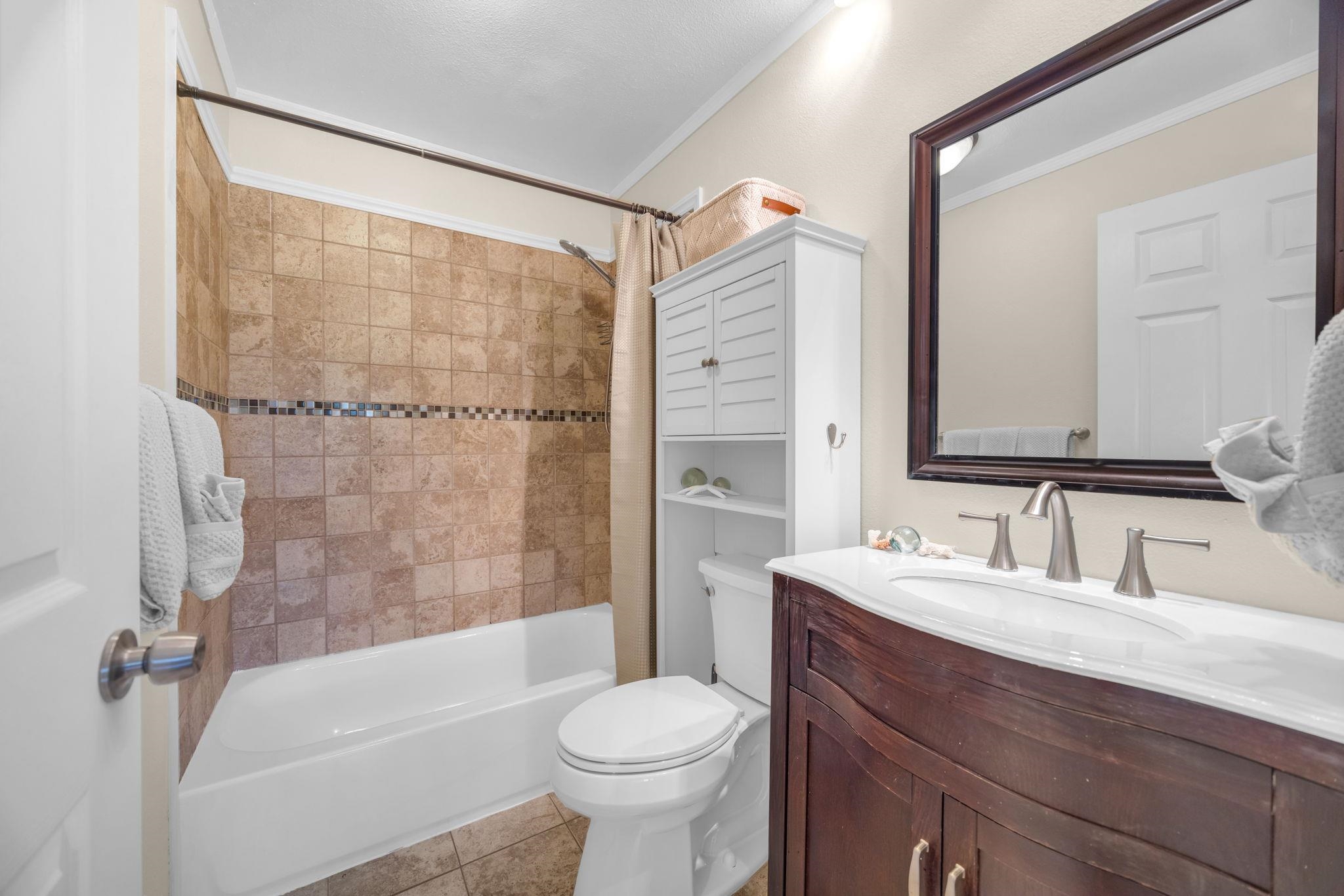 140 Uwapo Road, Unit 53201 Kihei, HI 96753 - Photo 22 of 28 a bathroom with a sink toilet and shower