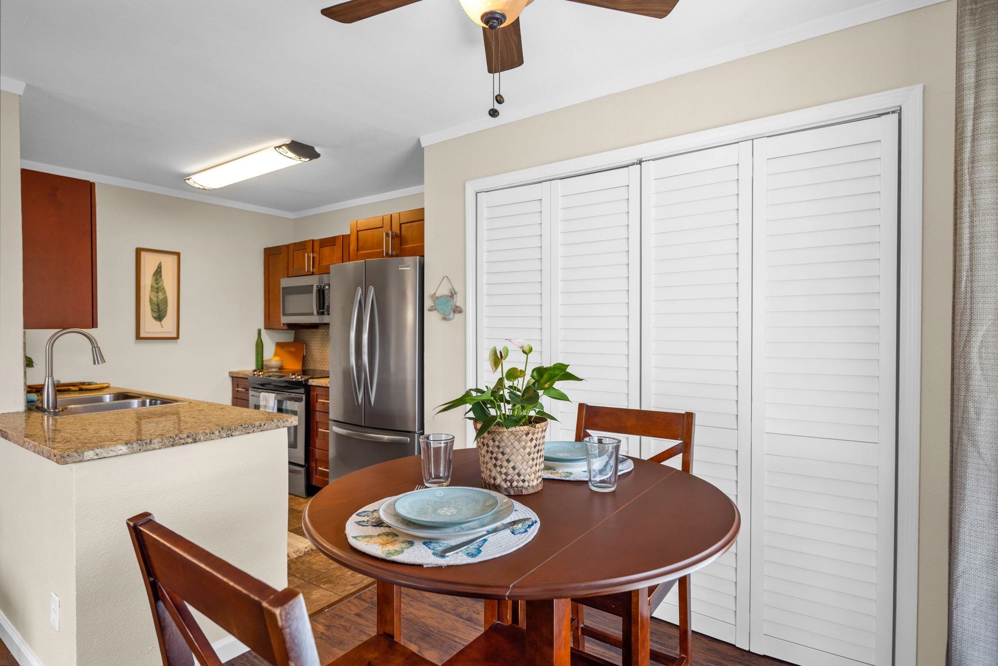 140 Uwapo Road, Unit 53201 Kihei, HI 96753 - Photo 6 of 28 a dining room with furniture and window