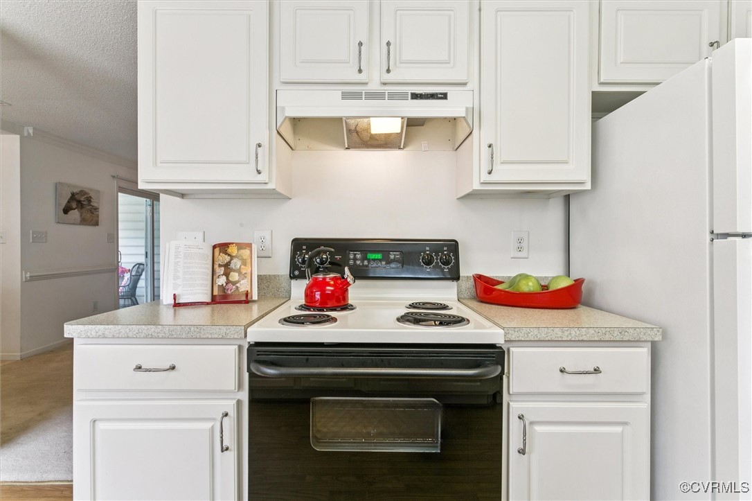 262 Claiborne Drive Williamsburg, VA 23185 - Photo 18 of 49 Kitchen featuring range with electric stovetop, un