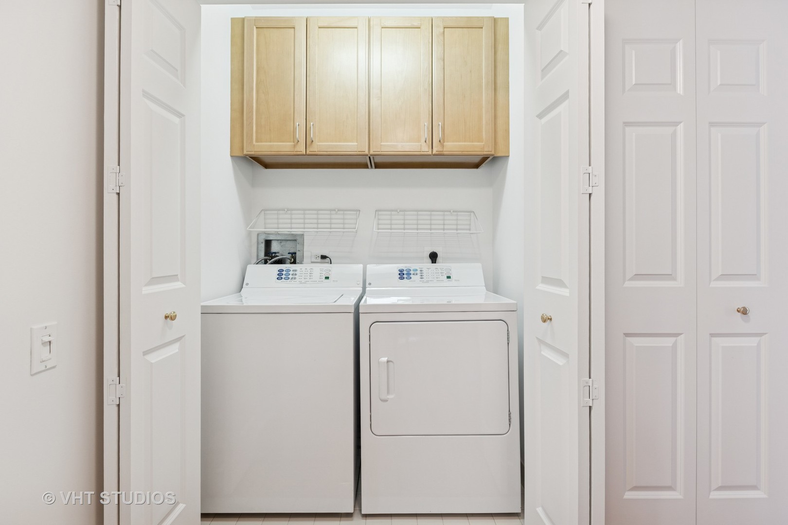 25 East Superior Street, Unit 2405 Chicago, IL 60611 - Photo 20 of 26 a utility room with dryer and washer