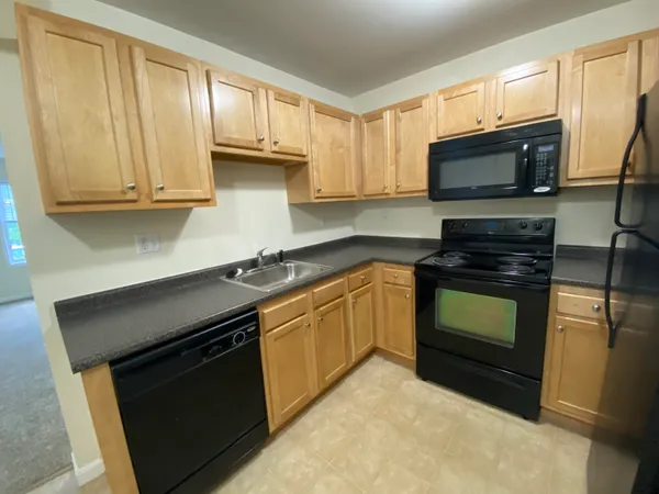 $1,807 | 50 Sentinel Court, Unit 205, Manchester, NH 03103
