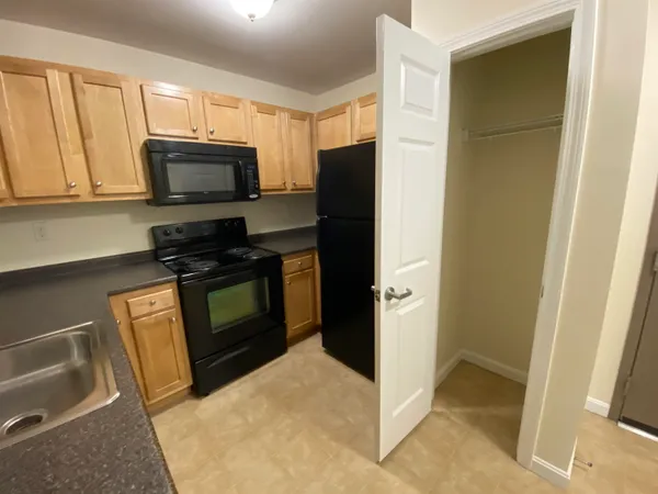 $1,807 | 50 Sentinel Court, Unit 205, Manchester, NH 03103