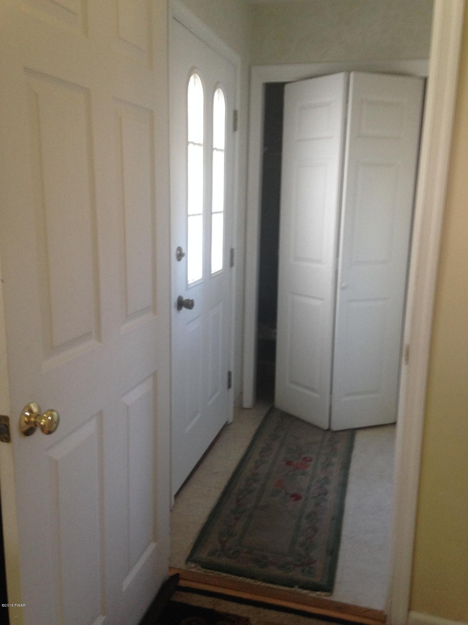 118 Autumn Road Dingmans Ferry, PA 18328 - Photo 2 of 37 Foyer