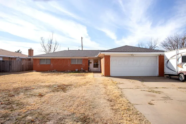 a view of a backyard of the house