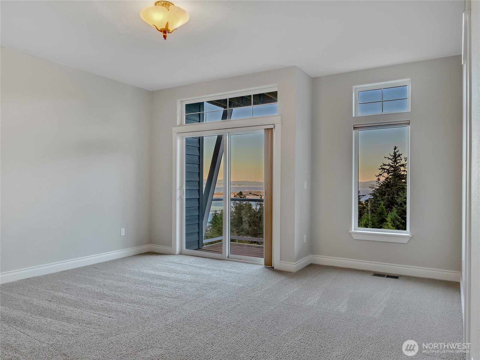 3224 Overlook Loop Ilwaco, WA 98624 - Photo 30 of 40 an empty room with windows and closet