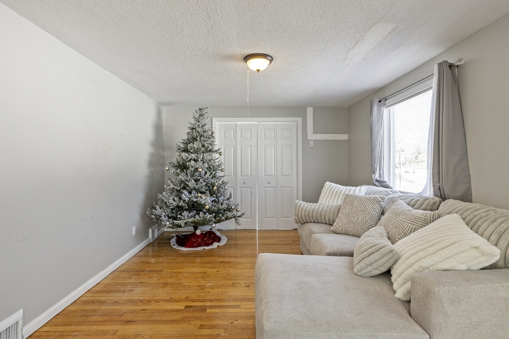 4 Seneca Street Springfield, MA 01151 - Photo 13 of 27