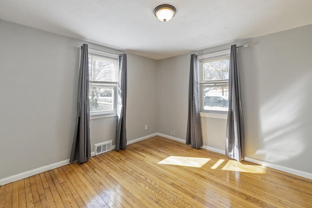 4 Seneca Street Springfield, MA 01151 - Photo 16 of 27