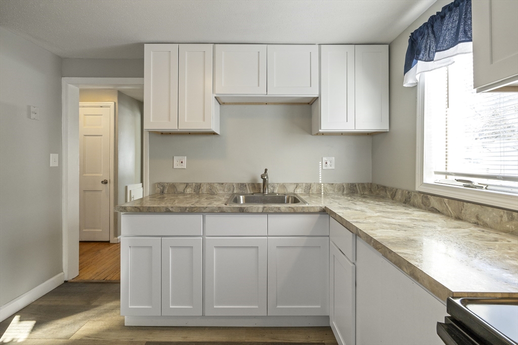 4 Seneca Street Springfield, MA 01151 - Photo 5 of 27