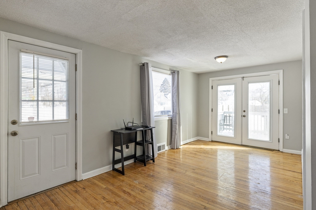 4 Seneca Street Springfield, MA 01151 - Photo 7 of 27