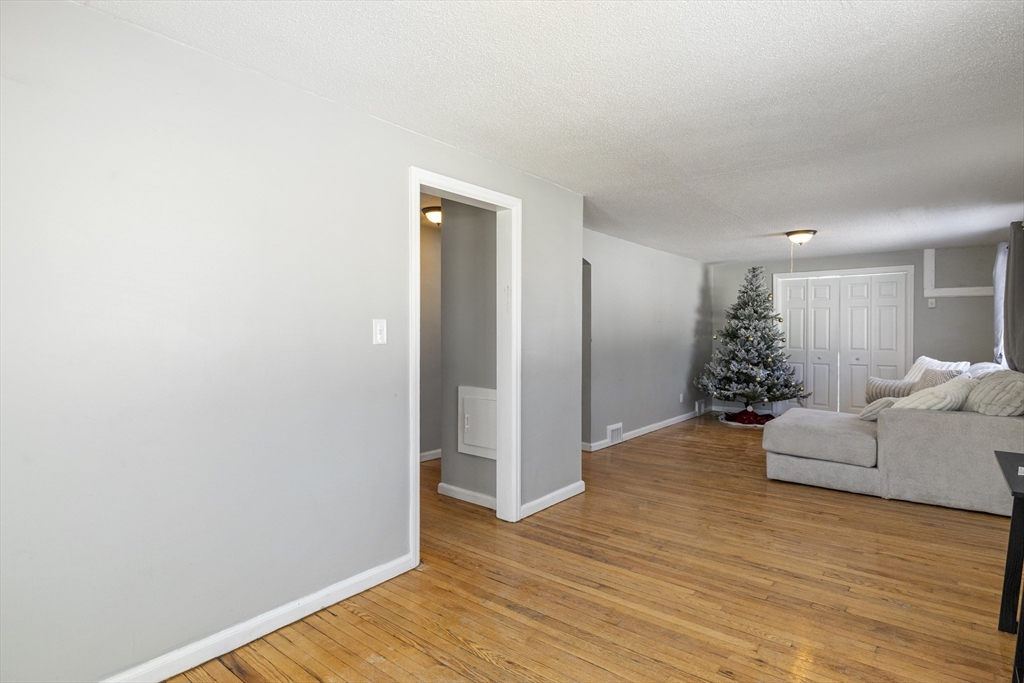 4 Seneca Street Springfield, MA 01151 - Photo 9 of 27