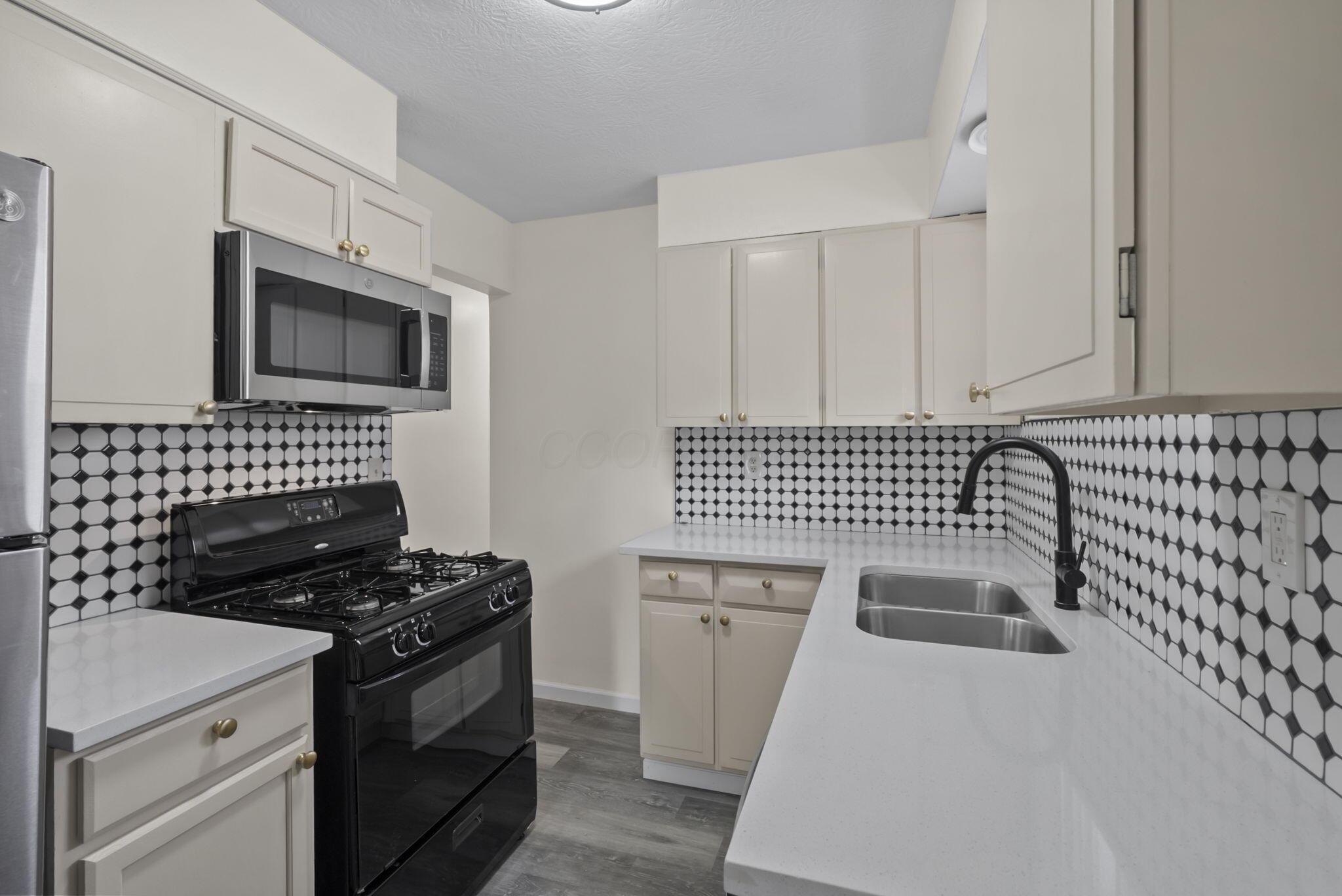 673 Roth Avenue Columbus, OH 43228 - Photo 7 of 26 Kitchen