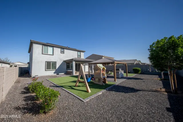 a view of a house with backyard