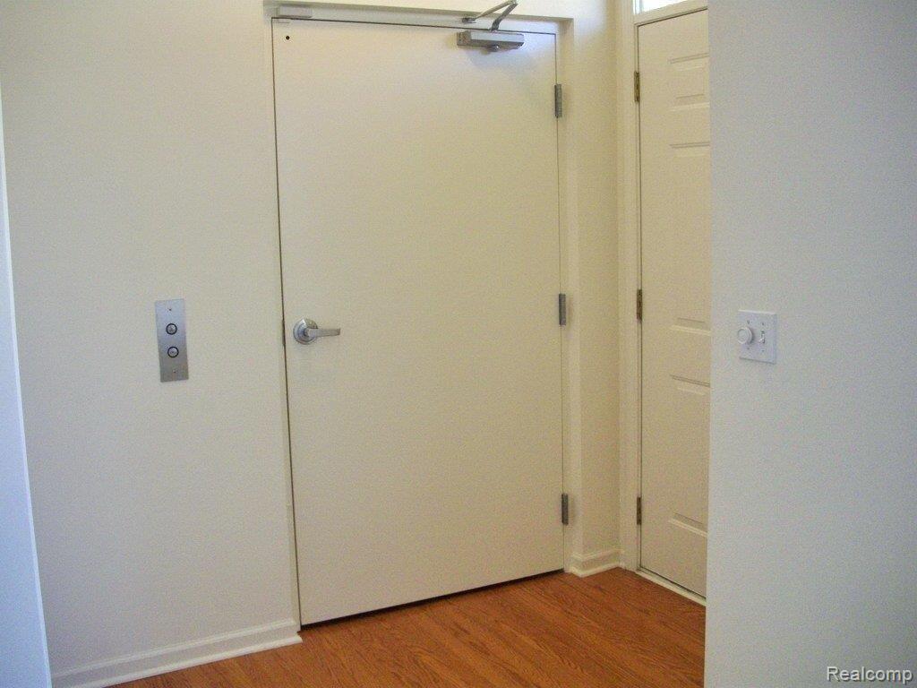 1417 Raliegh Place, Unit 97 Troy, MI 48084 - Photo 3 of 18 Foyer