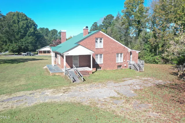 a view of a house with backyard porch and garden