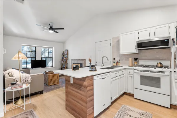 $1,300 | 1411 Gracy Farms Lane, Unit 85, Austin, TX 78758