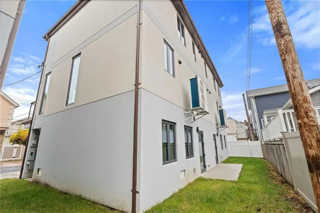 a view of an house with backyard and deck