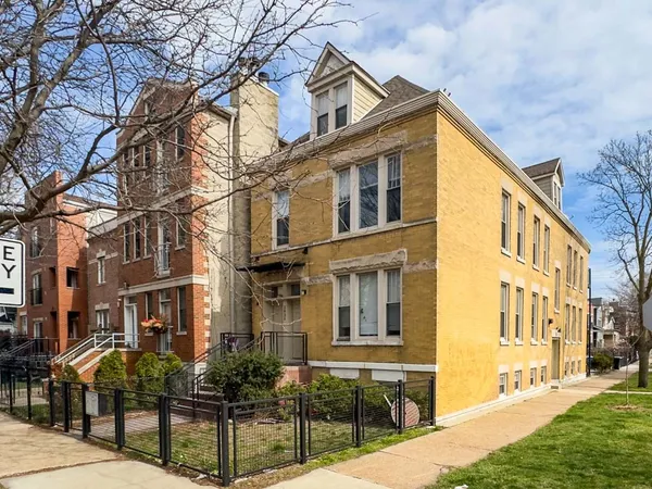 $3,175 | 2835 North Damen Avenue, Unit 1R, Chicago, IL 60618