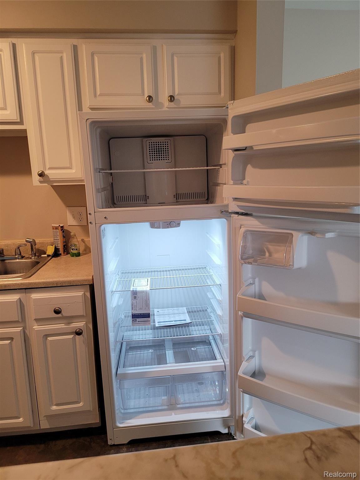 30229 Utica Road, Unit 229 Roseville, MI 48066 - Photo 11 of 25 Fridge.jpg