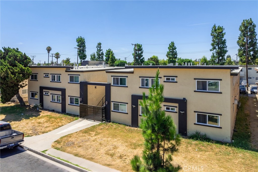 7370 Neo Street Downey, CA 90241 - Photo 4 of 38 a view of a house with outdoor space
