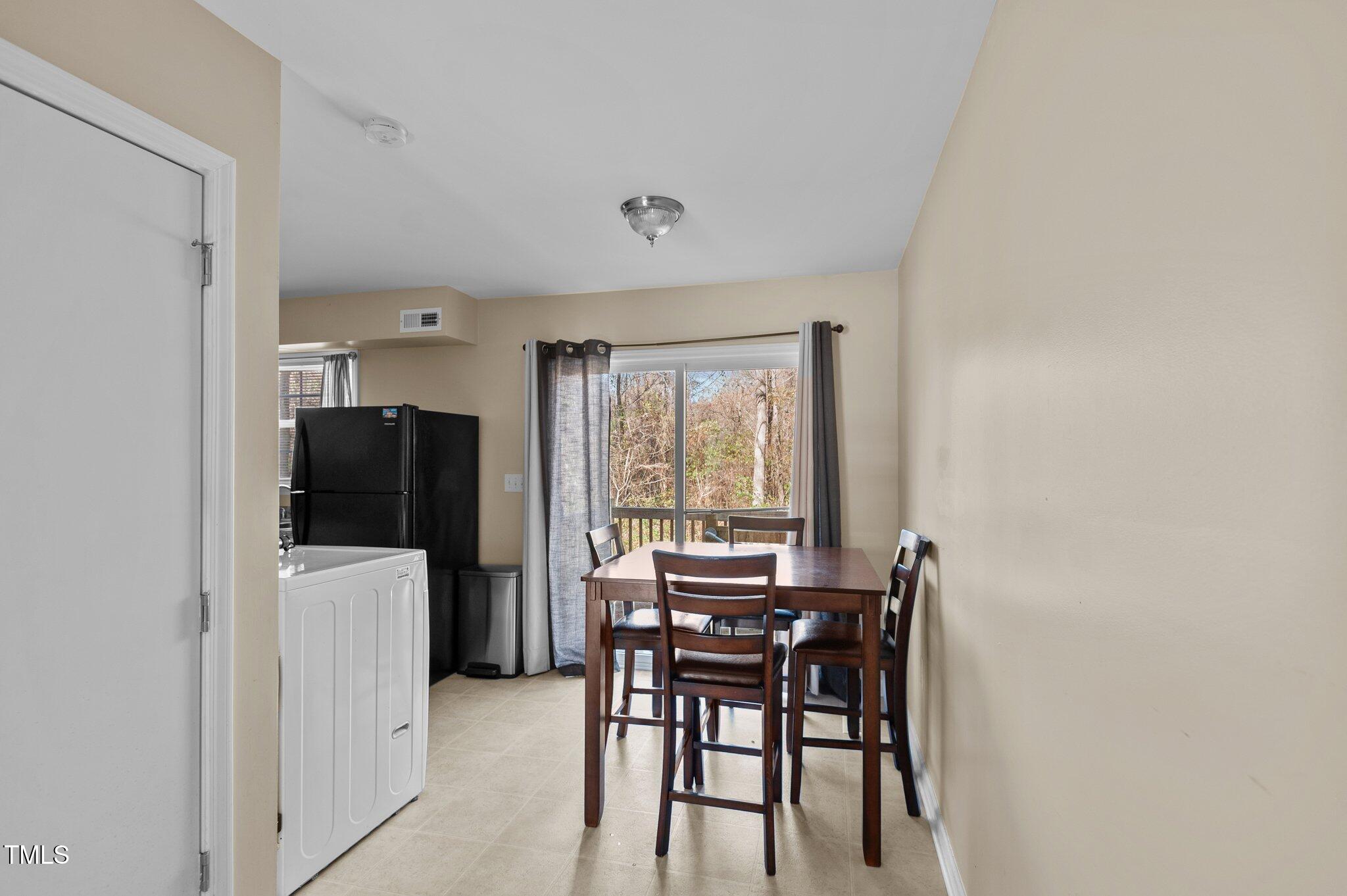 110 Ridge Place Greenville, NC 27834 - Photo 22 of 55 Dining Area & Kitchen - Apartment B