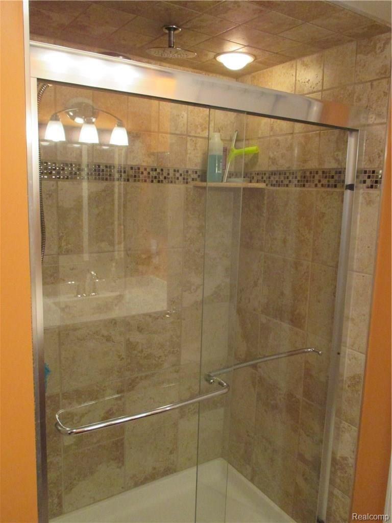 5163 Timber Ridge Trail Clarkston, MI 48346 - Photo 20 of 23 Ceramic shower with rain shower head