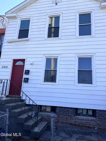 $1,100 | 200 Mohawk Street, Unit 2, Cohoes, NY 12047